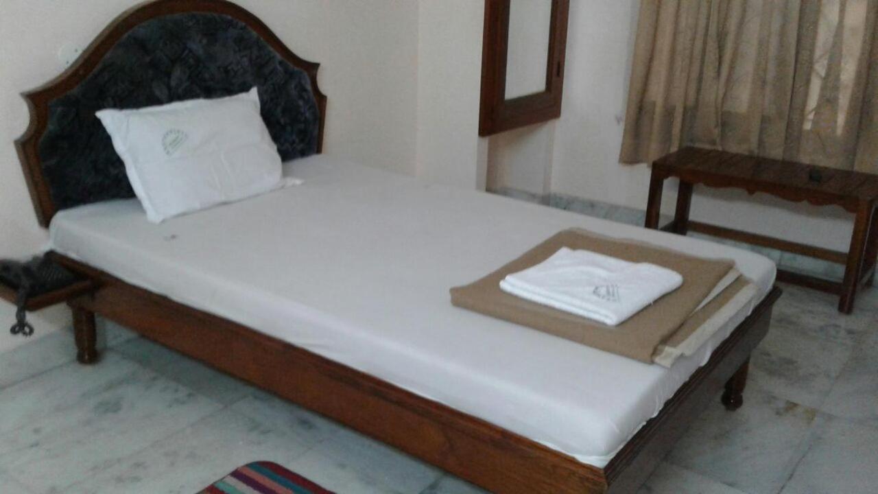 Hotel Geethanjali Residency Bhadrácsalam Kültér fotó